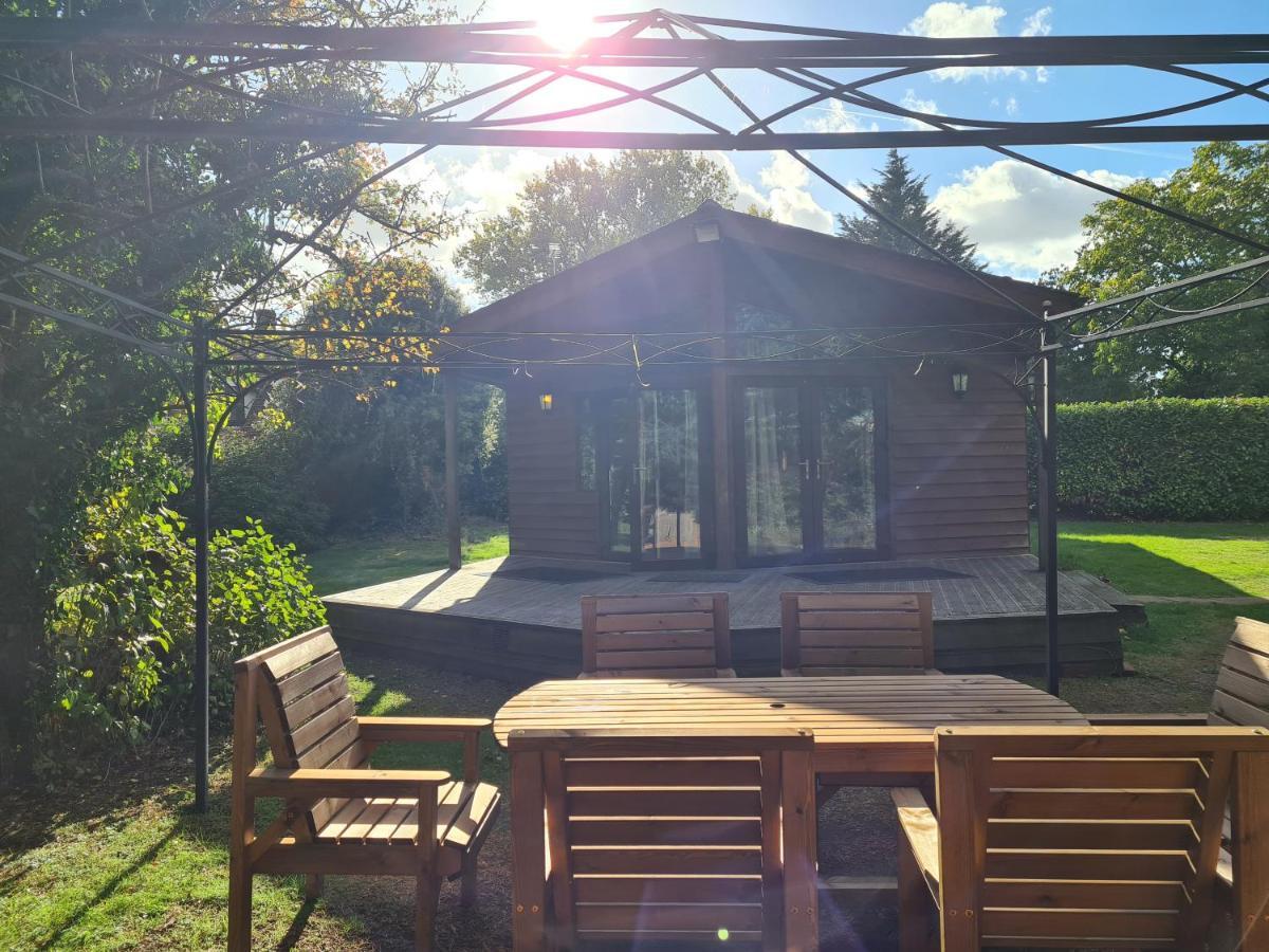 The Reading Whole Chalet With Lake And Two Acre Gardens Dış mekan fotoğraf