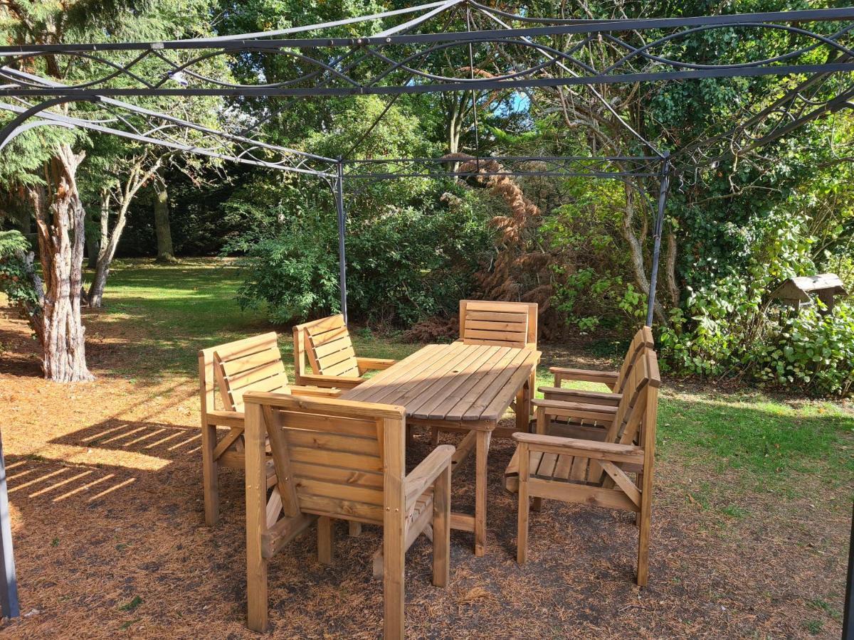 The Reading Whole Chalet With Lake And Two Acre Gardens Dış mekan fotoğraf
