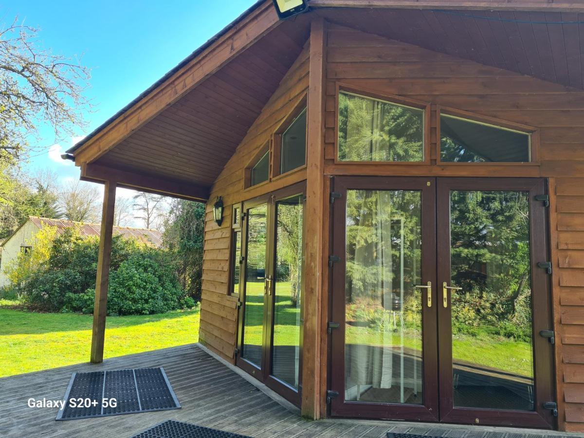 The Reading Whole Chalet With Lake And Two Acre Gardens Dış mekan fotoğraf