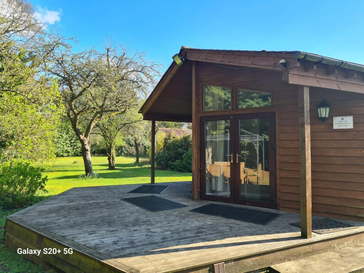 The Reading Whole Chalet With Lake And Two Acre Gardens Dış mekan fotoğraf